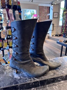 Cydwoq Custom Buttoned Back Grey Boots